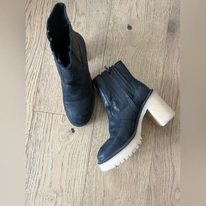 Free People Chelsea Boot in black size 7